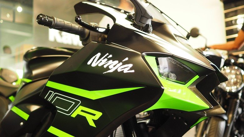 Kawasaki Ninja स्पोर्ट बाइक की पहचान, रेसिंग DNA और दमदार परफॉर्मेंस का पैकेज